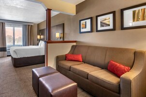 Colchones con pillow-top, escritorio y cortinas blackout 