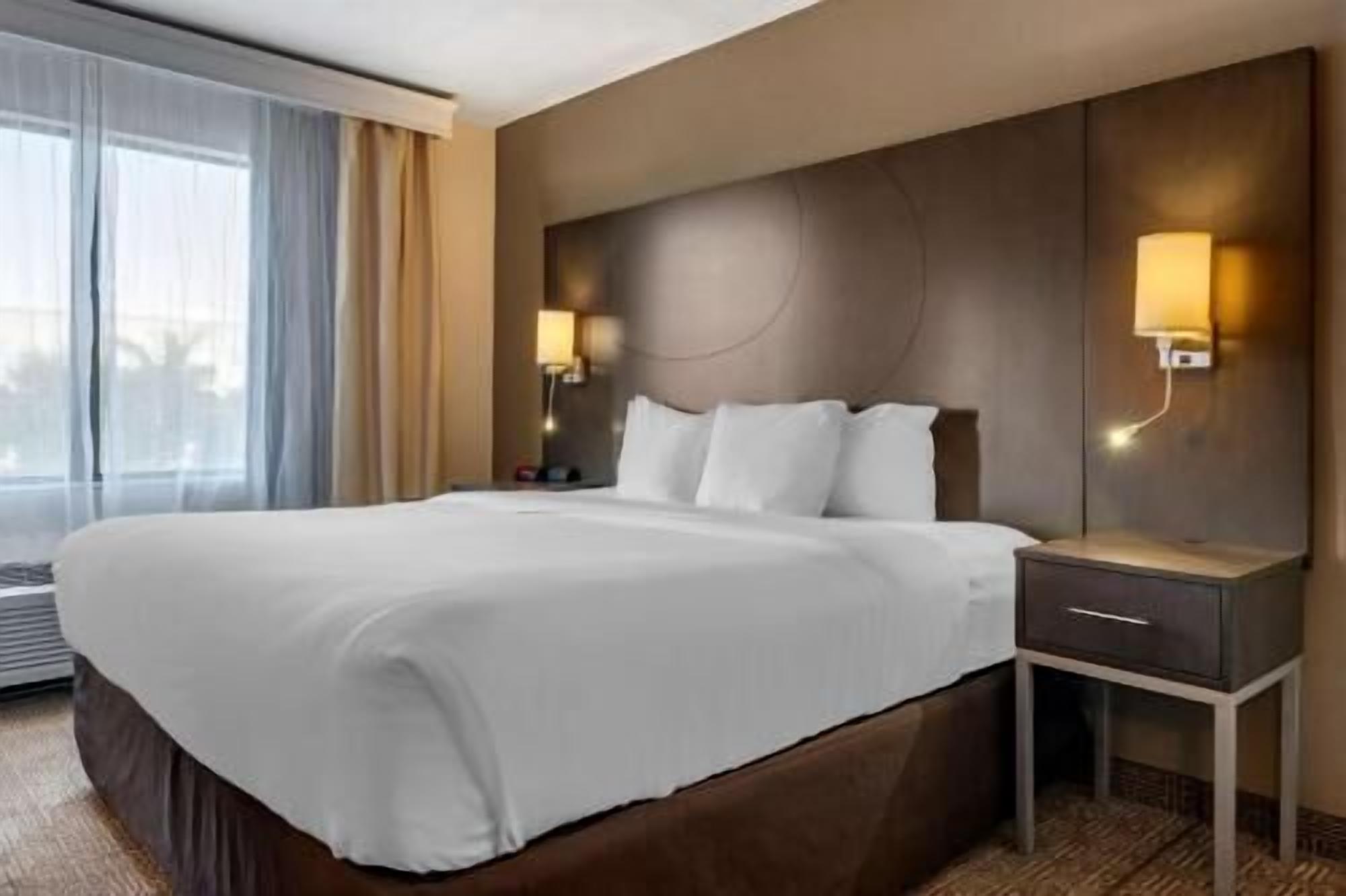 Camas con pillow-top, escritorio y cortinas blackout 