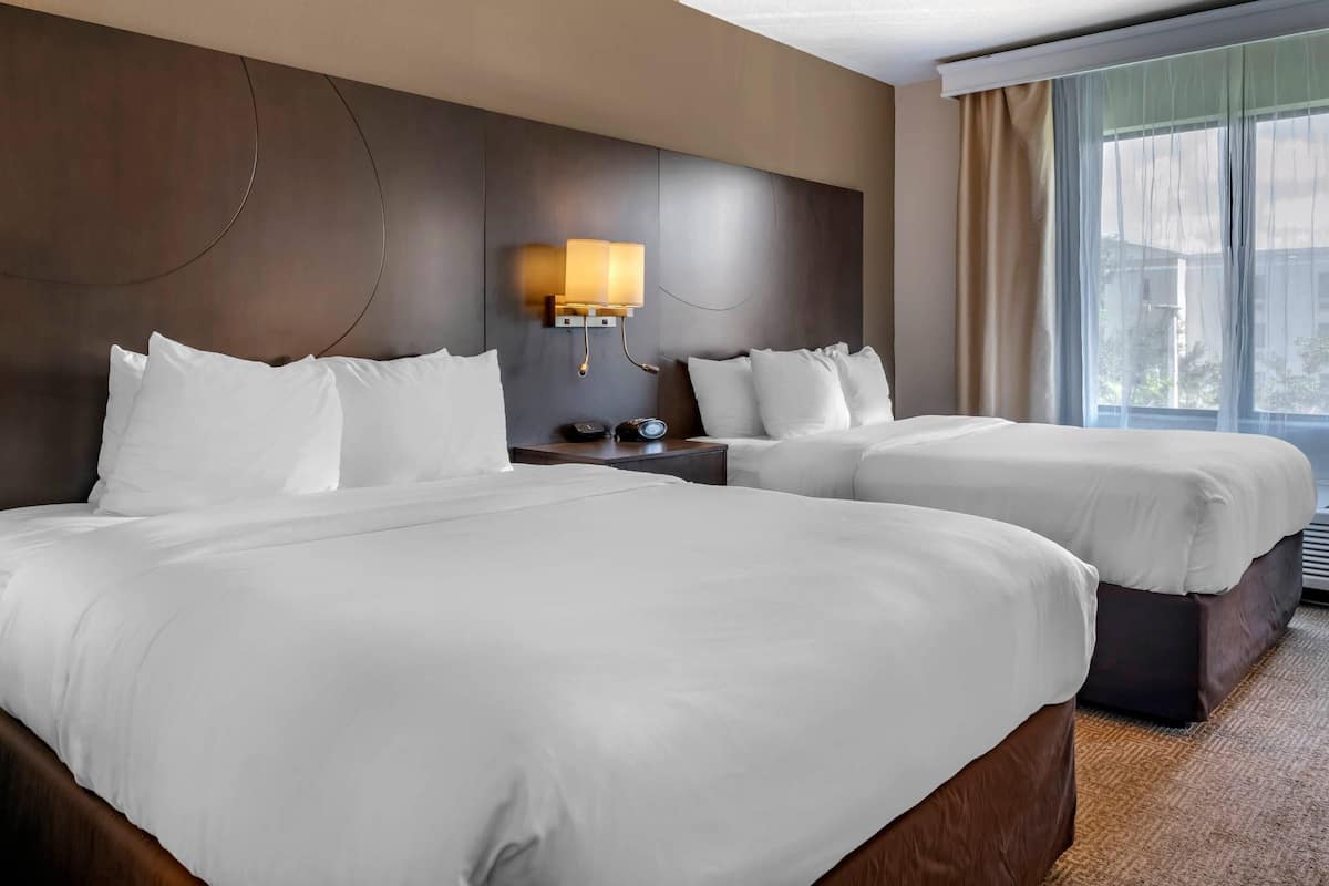 Camas con pillow-top, escritorio y cortinas blackout