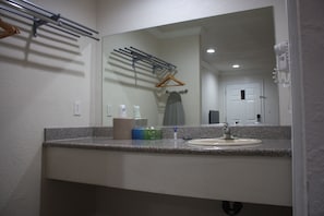 Standard King - Non Smoking | Bathroom sink