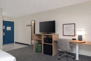 Ropa de cama de alta calidad y caja de seguridad en la habitación 