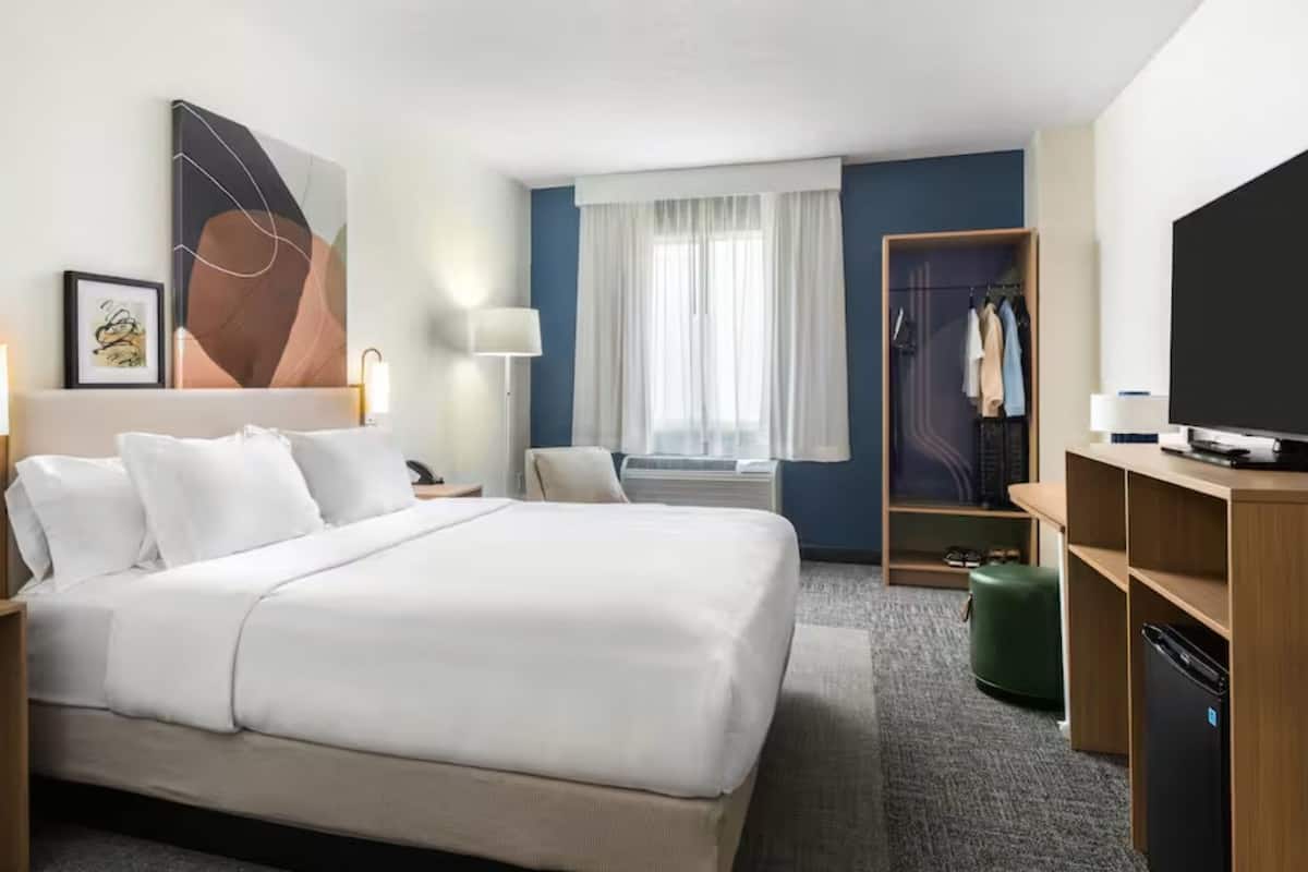 Premium bedding, in-room safe, desk, laptop workspace