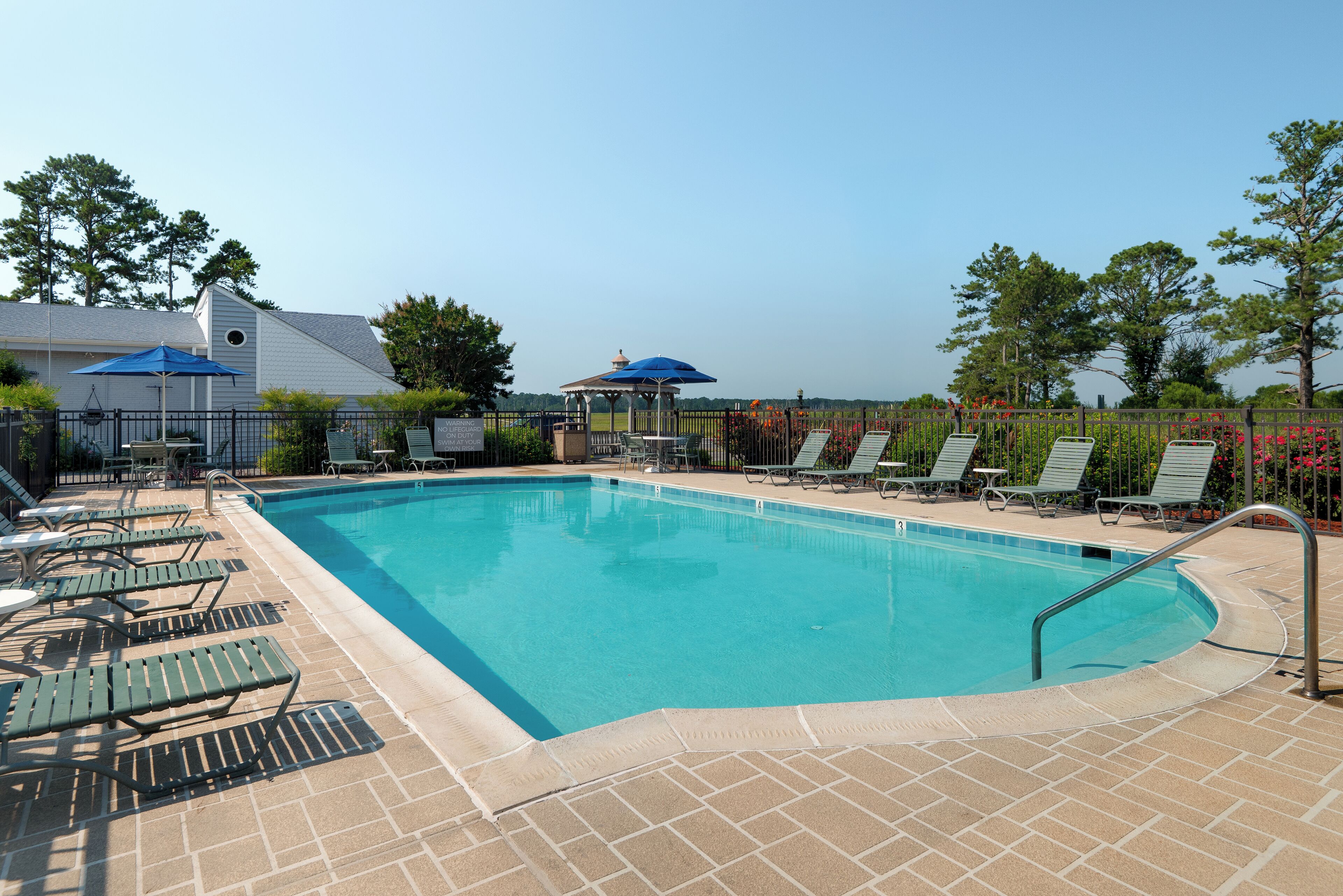 Sesongbasert utendørsbasseng, bassengparasoller og solsenger