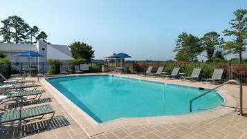 Sesongbasert utendørsbasseng, bassengparasoller og solsenger