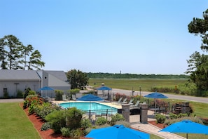 Seasonal outdoor pool, pool umbrellas, sun loungers - Spark by Hilton Chincoteague Island (Chincoteague)