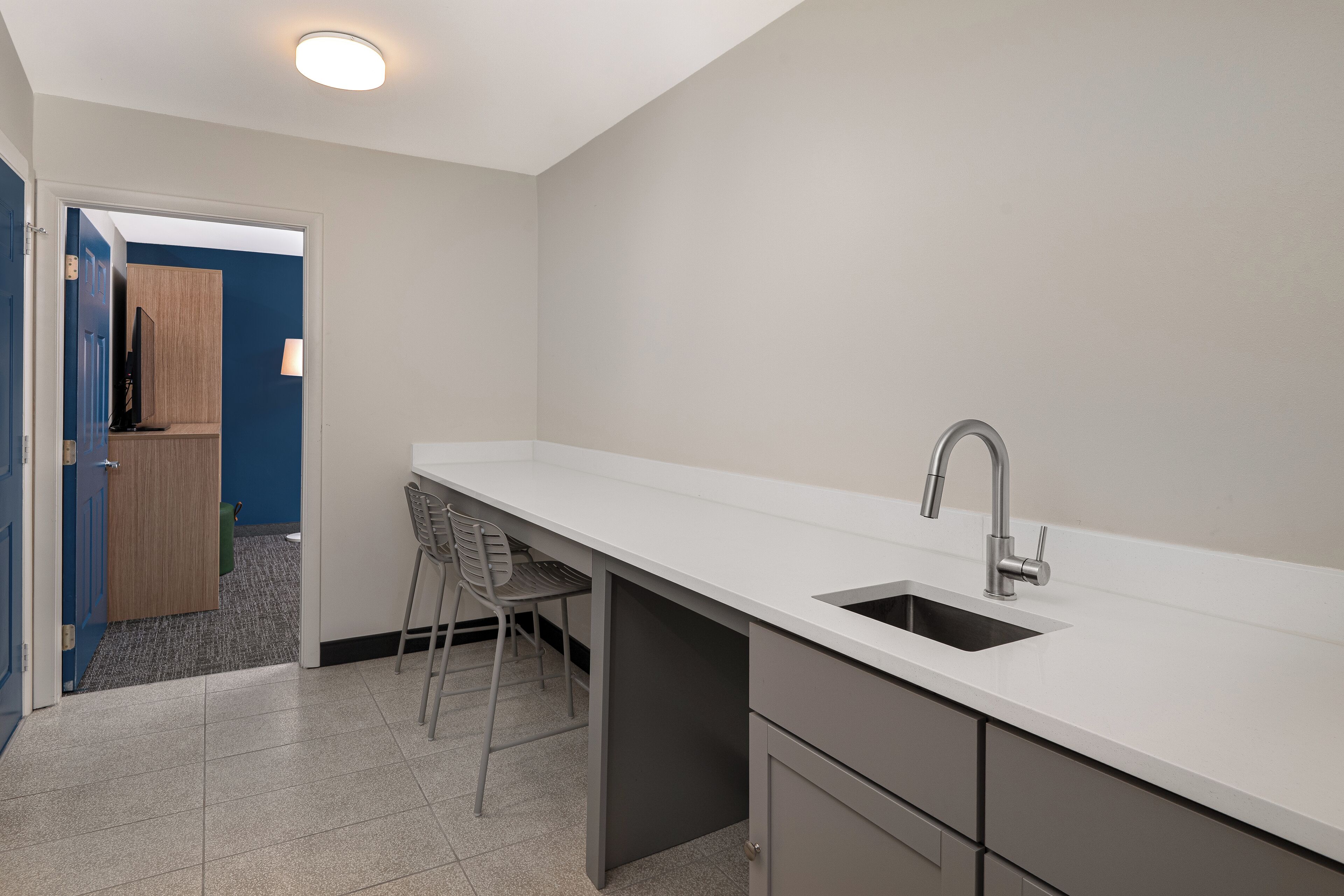 premium bedding, in-room safe, desk, laptop workspace