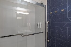 Tina con regadera, amenidades de baño gratuitas, secadora de cabello 