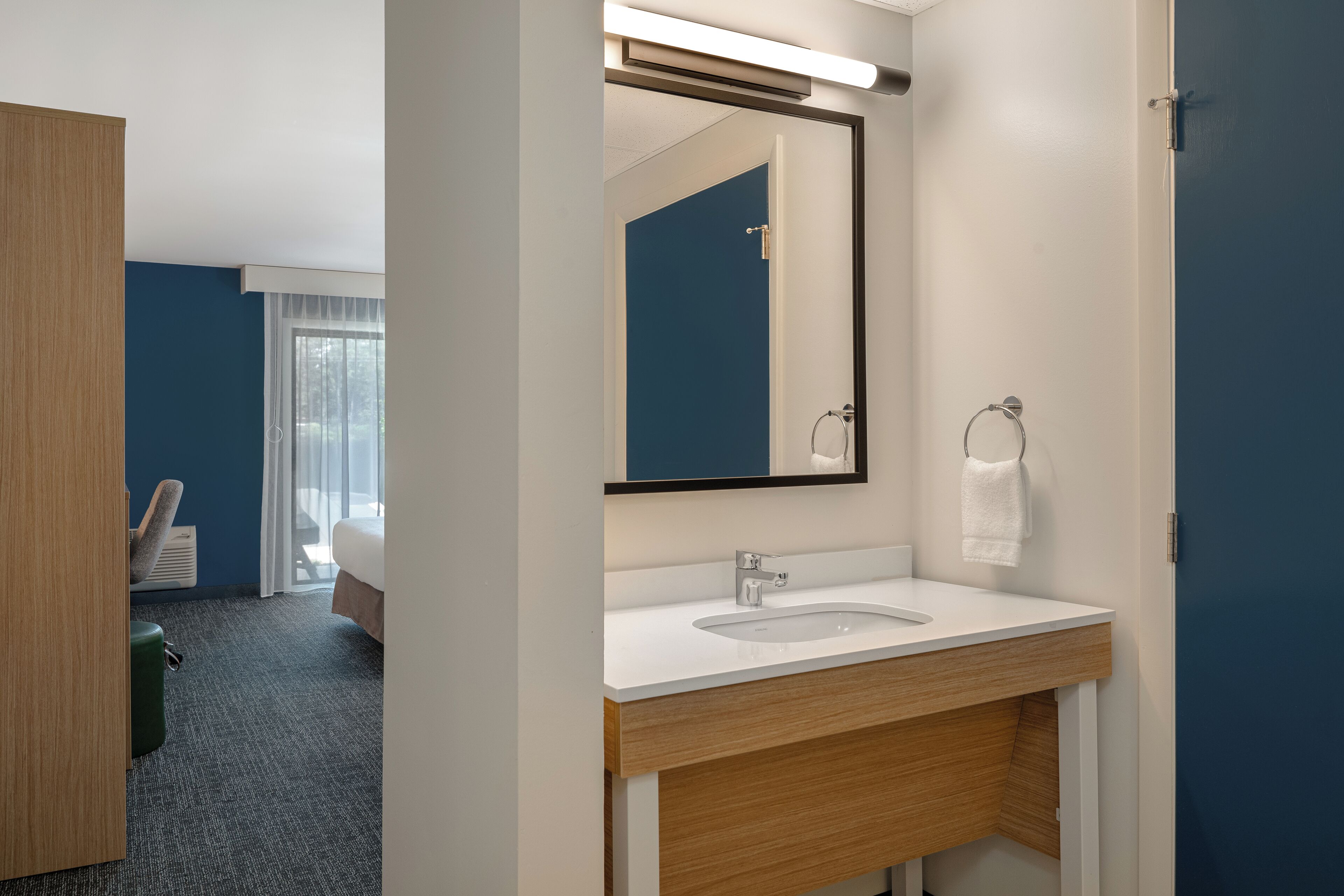 combined shower/bathtub, free toiletries, hair dryer, towels