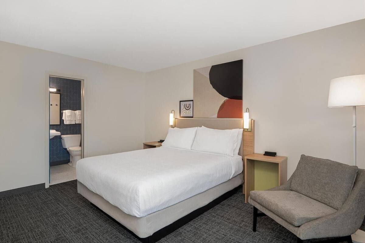 Premium bedding, in-room safe, desk, laptop workspace