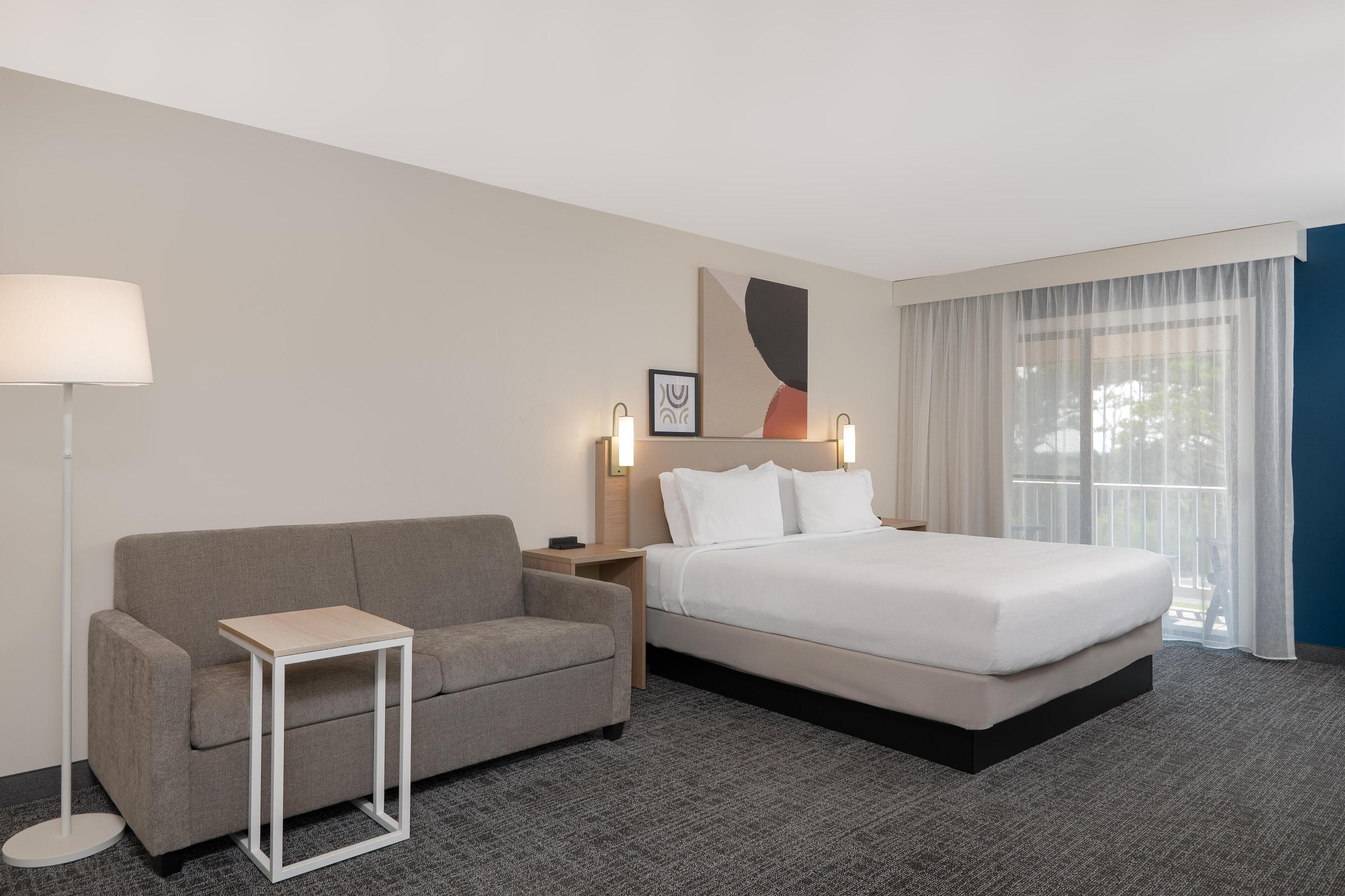 Habitación, 1 cama King size y sofá cama | Área de sala de estar | Televisión de pantalla plana y reproductor de DVD 