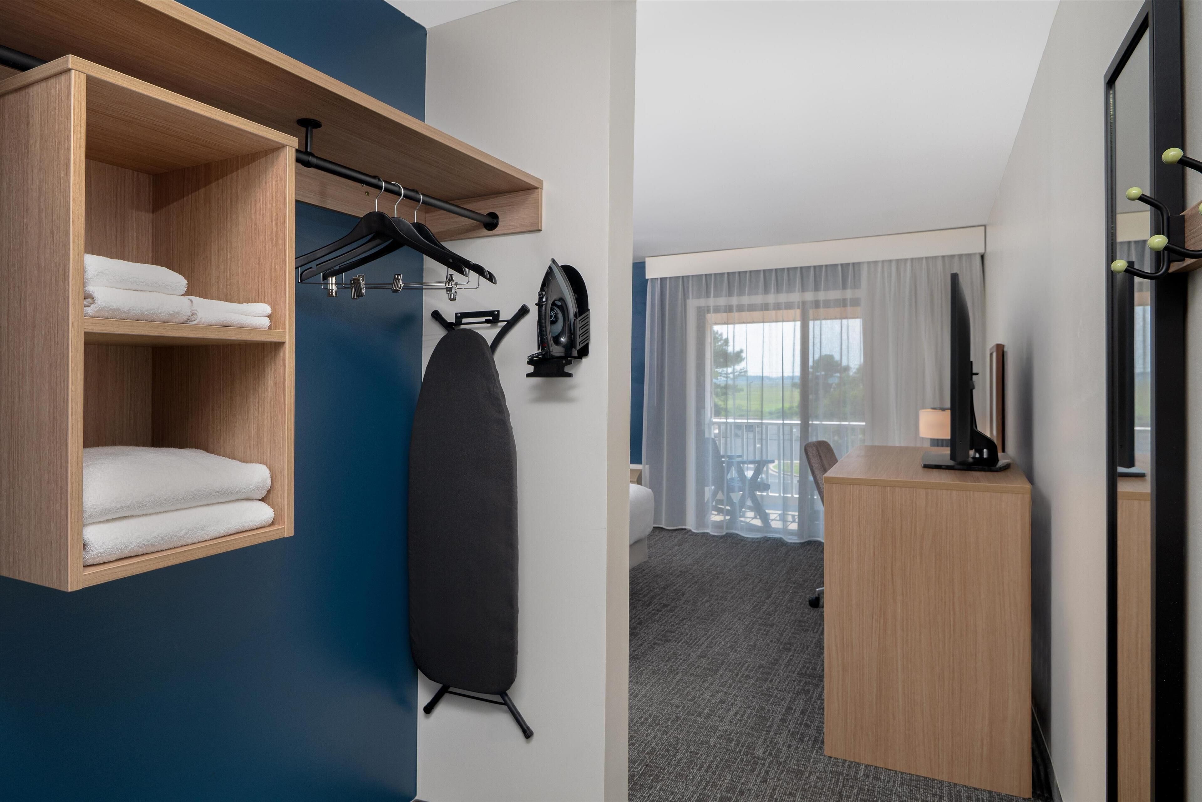 Habitación, 1 cama Queen size | Ropa de cama de alta calidad y caja de seguridad en la habitación 