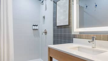 Un bagno moderno dotato di doccia, WC e lavabo.