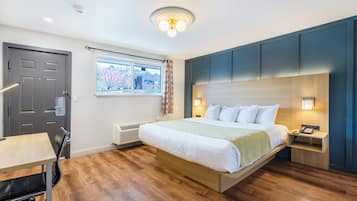 Premium bedding, desk, iron/ironing board, WiFi (free)