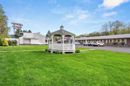 Gazebo. Ardsley Acres Hotel Westchester