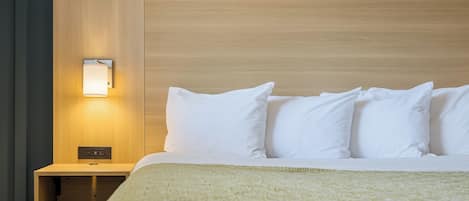 Chambre Standard, 1 très grand lit | Literie de qualité supérieure, bureau, fer et planche à repasser