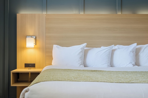 Premium bedding, desk, iron/ironing board, free WiFi