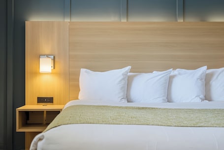 Standard Room, 1 King Bed | Premium bedding, desk, iron/ironing board, free WiFi