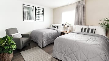 Kamar Premium, 2 Tempat Tidur Double | Meja kerja dan seprai linen