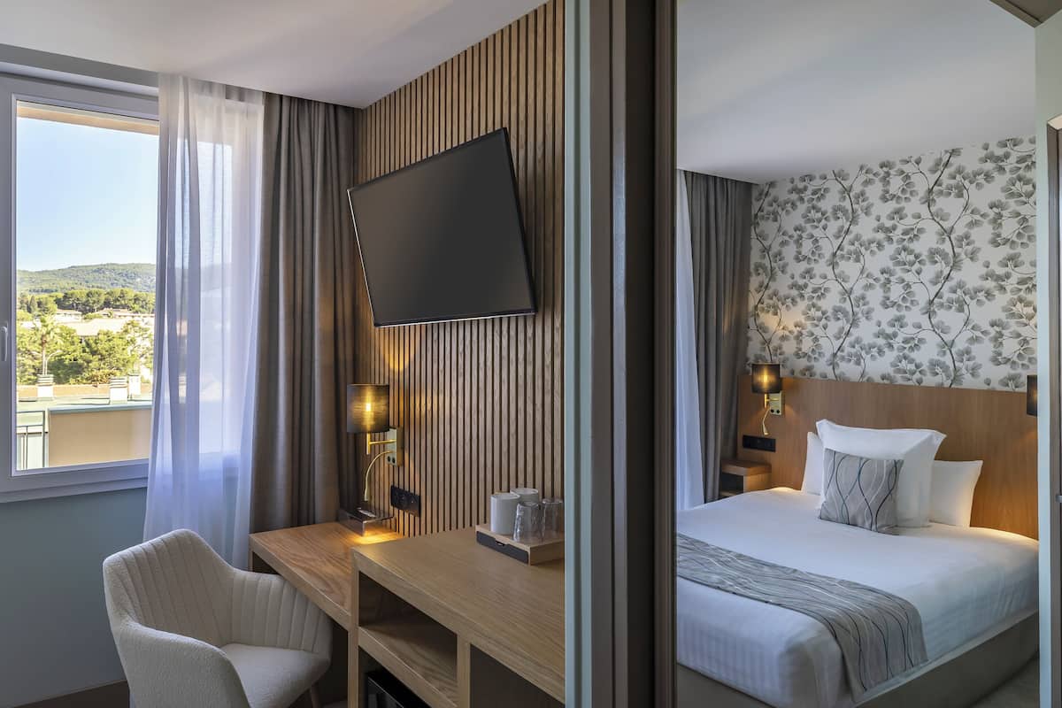 Standard-huone, 1 parisänky, tupakointi kielletty | 1 makuuhuone, tallelokero huoneessa, yksilöllisesti sisustettu, työpöytä