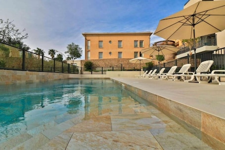 Una piscina al aire libre de temporada