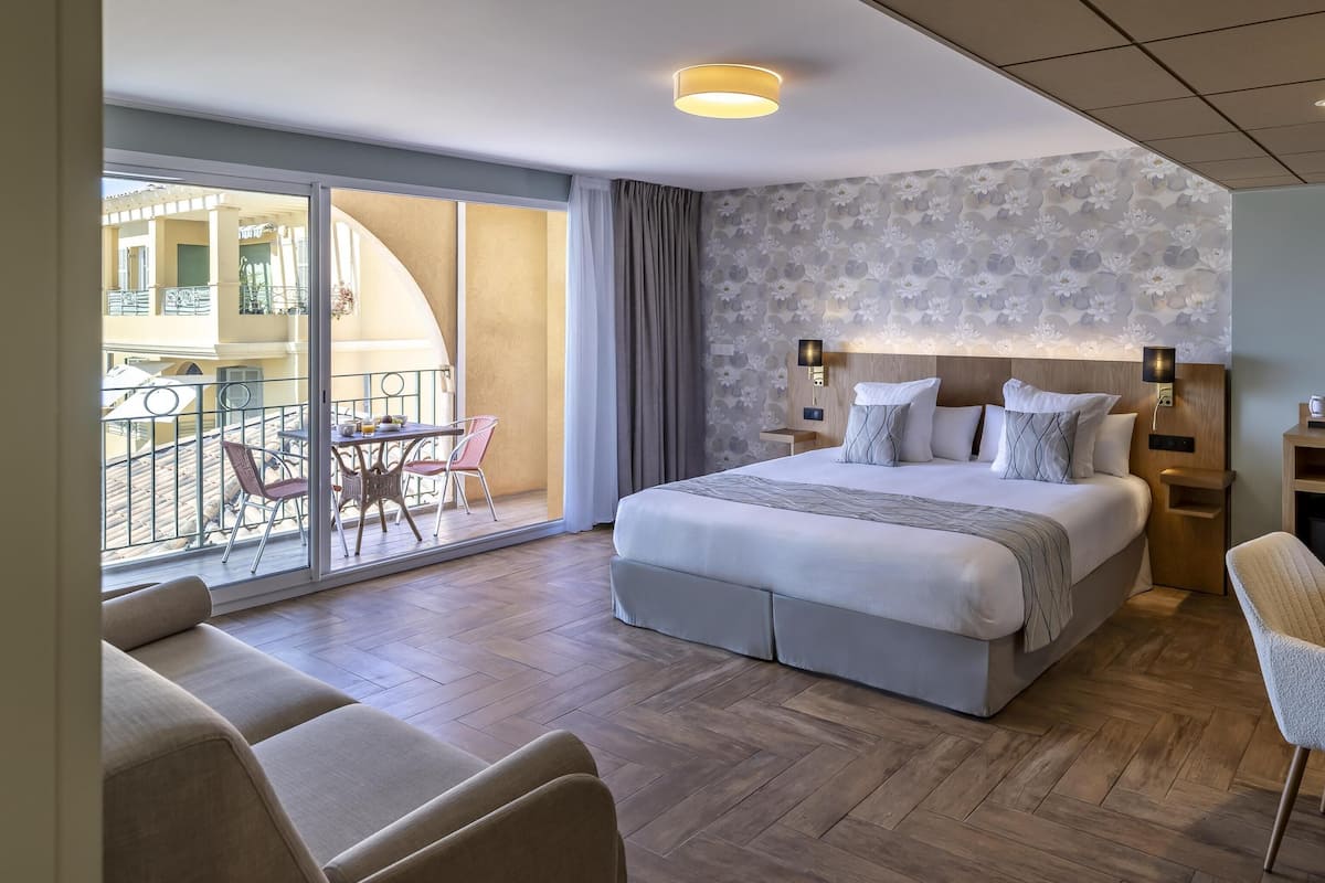 Junior-sviitti, 1 suuri parisänky, tupakointi kielletty (with Sofabed) | 1 makuuhuone, tallelokero huoneessa, yksilöllisesti sisustettu, työpöytä