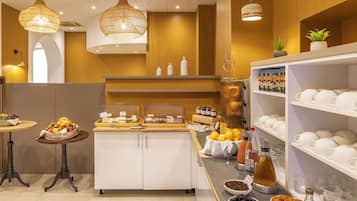 Petit déjeuner buffet (18 EUR par personne)