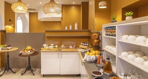 Petit déjeuner buffet (18 EUR par personne)