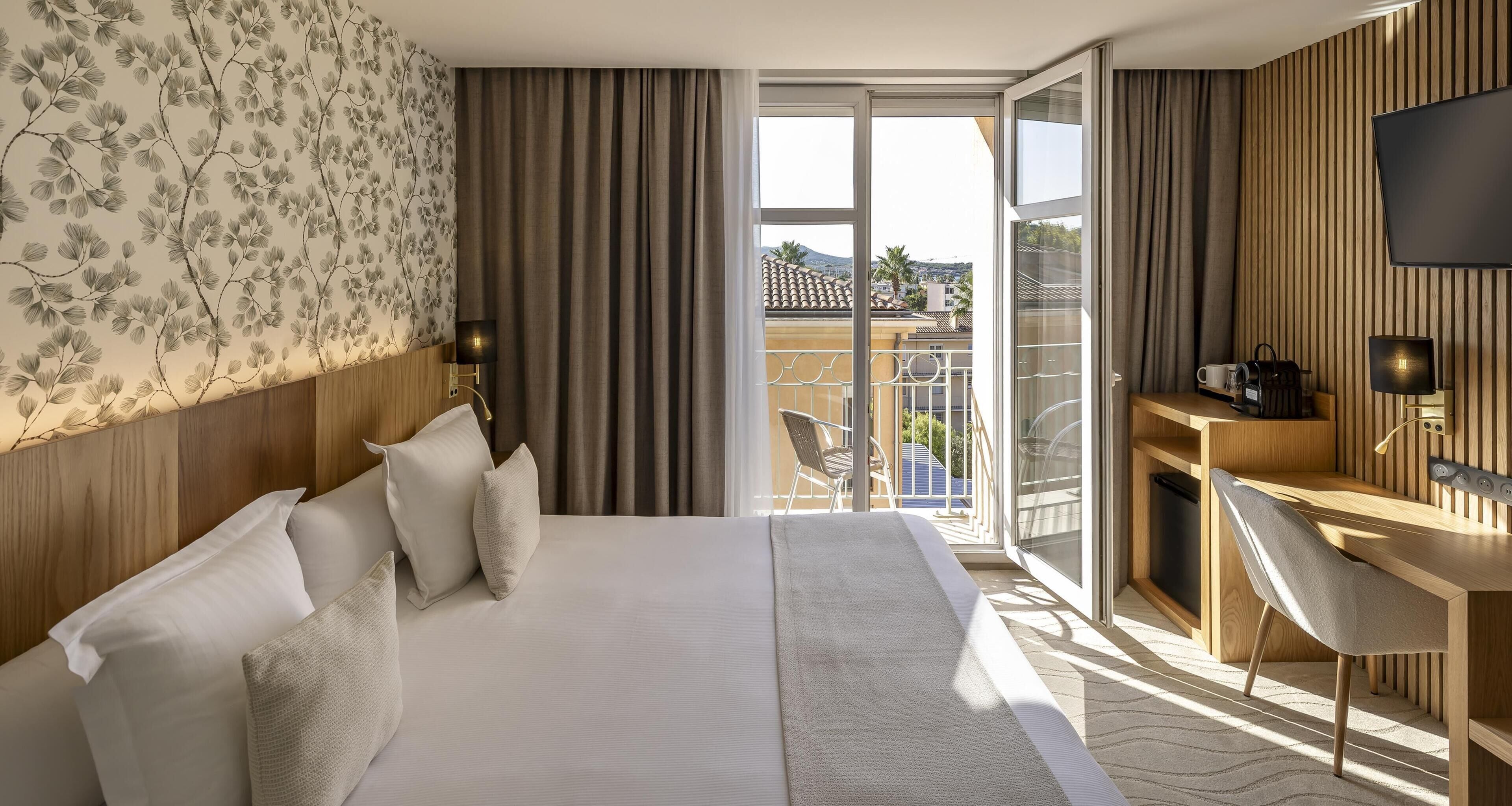 Superior Room, 1 King Bed, Non Smoking | Pillowtop beds, in-room safe, individually decorated, desk