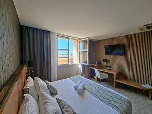 Kahden hengen comfort-huone (yksi tai kaksi sänkyä) | 1 makuuhuone, tallelokero huoneessa, yksilöllisesti sisustettu, työpöytä