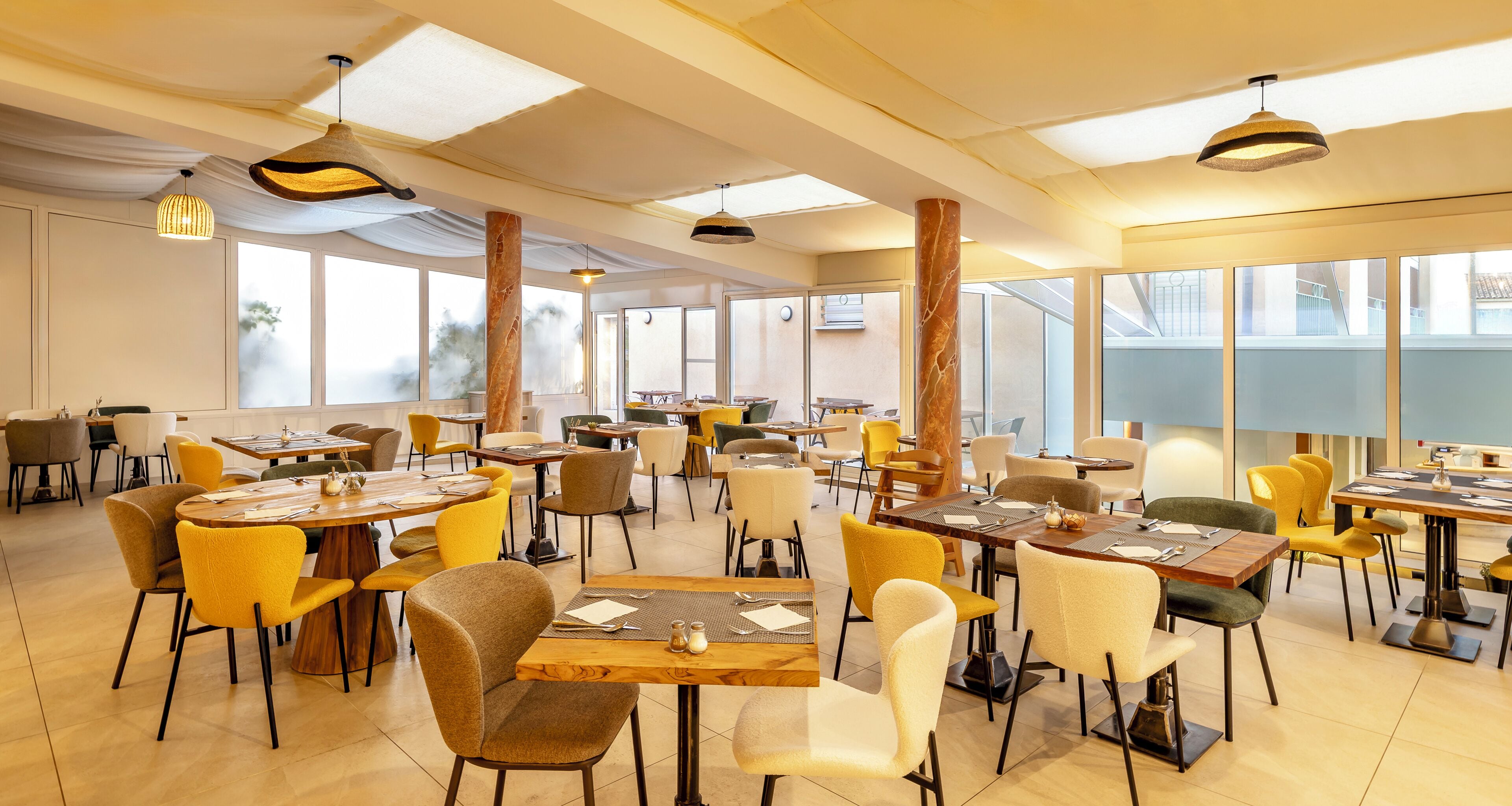 Se ofrece un desayuno bufé (15 EUR por persona)