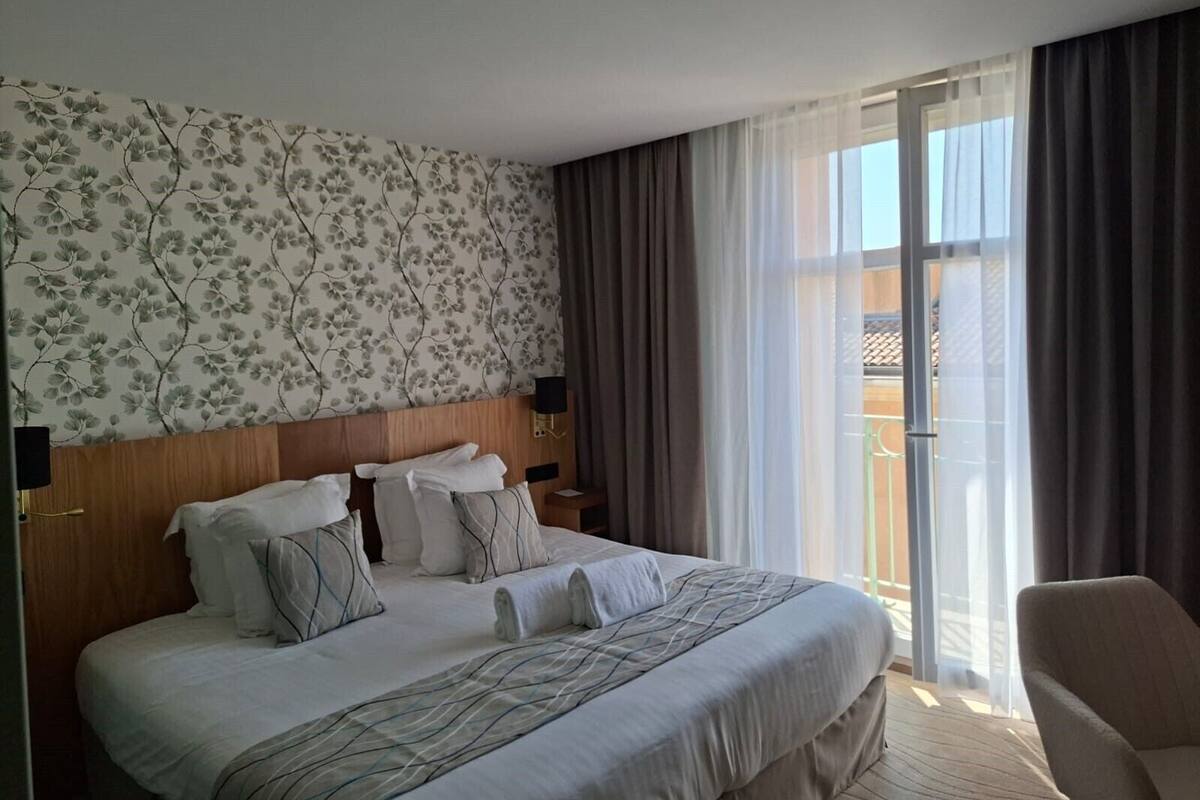 1 bedroom, in-room safe, individually decorated, desk