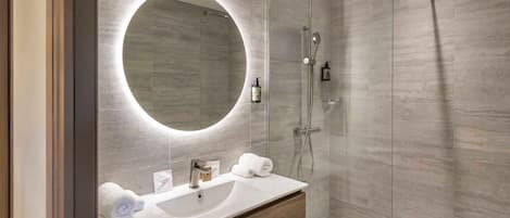 Habitación estándar, 1 cama King size, para no fumadores (with Single Sofabed) | Baño | Amenidades de baño gratuitas, secadora de cabello, toallas, jabón
