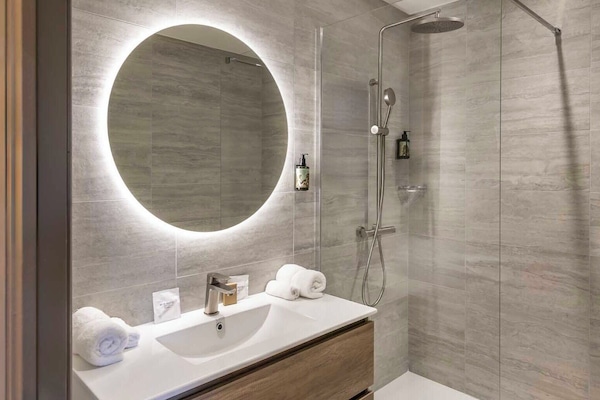 Standard Room, 1 King Bed, Non Smoking (with Single Sofabed) | Bathroom | Free toiletries, hair dryer, towels, soap