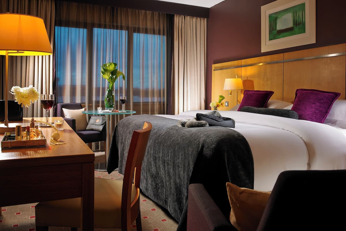 Egyptian cotton sheets, in-room safe, individually decorated