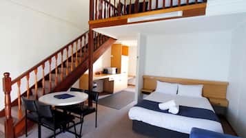 Loft família, vista para a piscina | Área de estar | TV 32 polegadas com canais digitais, serviços de streaming