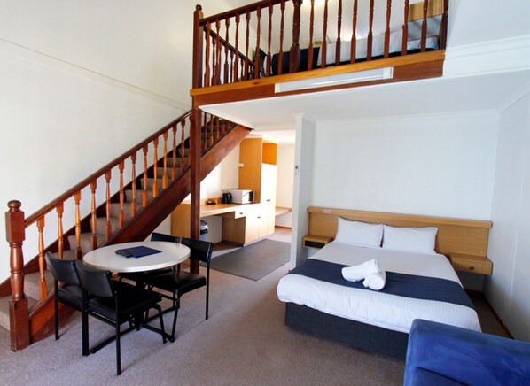 Familien-Loft, Poolblick | Wohnbereich