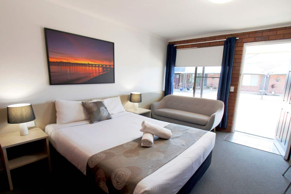 Executive Room, 1 Queen Bed | Blackout curtains, iron/ironing board, free WiFi, bed sheets