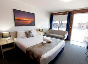 Executive Room, 1 Queen Bed | Blackout curtains, iron/ironing board, free WiFi, bed sheets - Blue Shades Motel (Maryborough)