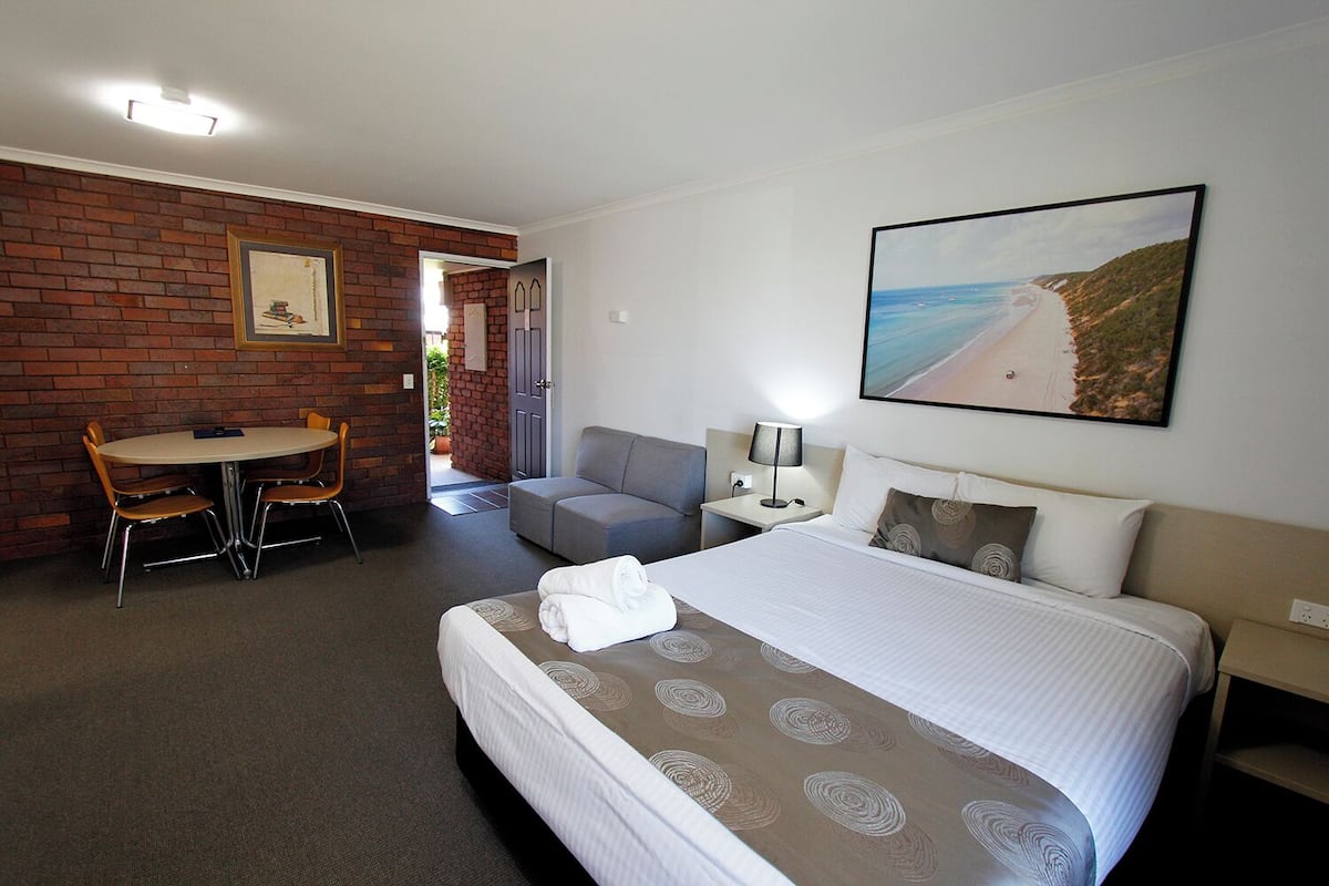 Standard Apartment, 2 Bedrooms, Kitchenette | Blackout curtains, iron/ironing board, free WiFi, bed sheets