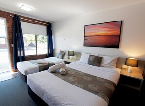 Twin Room | Blackout curtains, iron/ironing board, free WiFi, bed sheets - Blue Shades Motel (Maryborough)