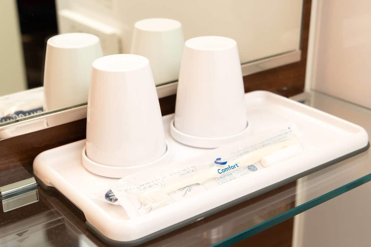 desk, blackout curtains, soundproofing, free wifi