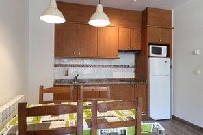 Full-sized fridge, microwave, cookware/dishes/utensils