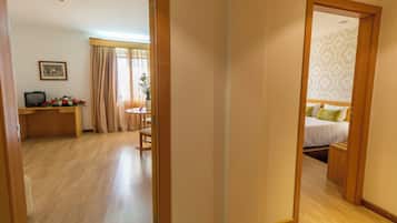 Quarto família | Frigobar, escrivaninha, espaço de trabalho para notebook