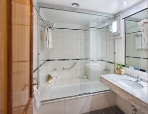 Combined shower/tub, free toiletries, hair dryer, bidet - Embajador Hotel (Buenos Aires)