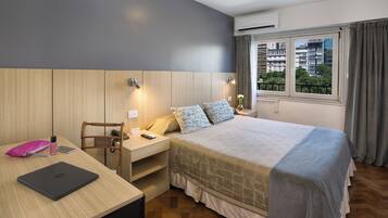 Ropa de cama de alta calidad, colchones con pillow-top y minibar