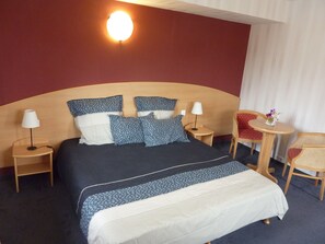 Schreibtisch, schallisolierte Zimmer, Bügeleisen/Bügelbrett, Bettwäsche
