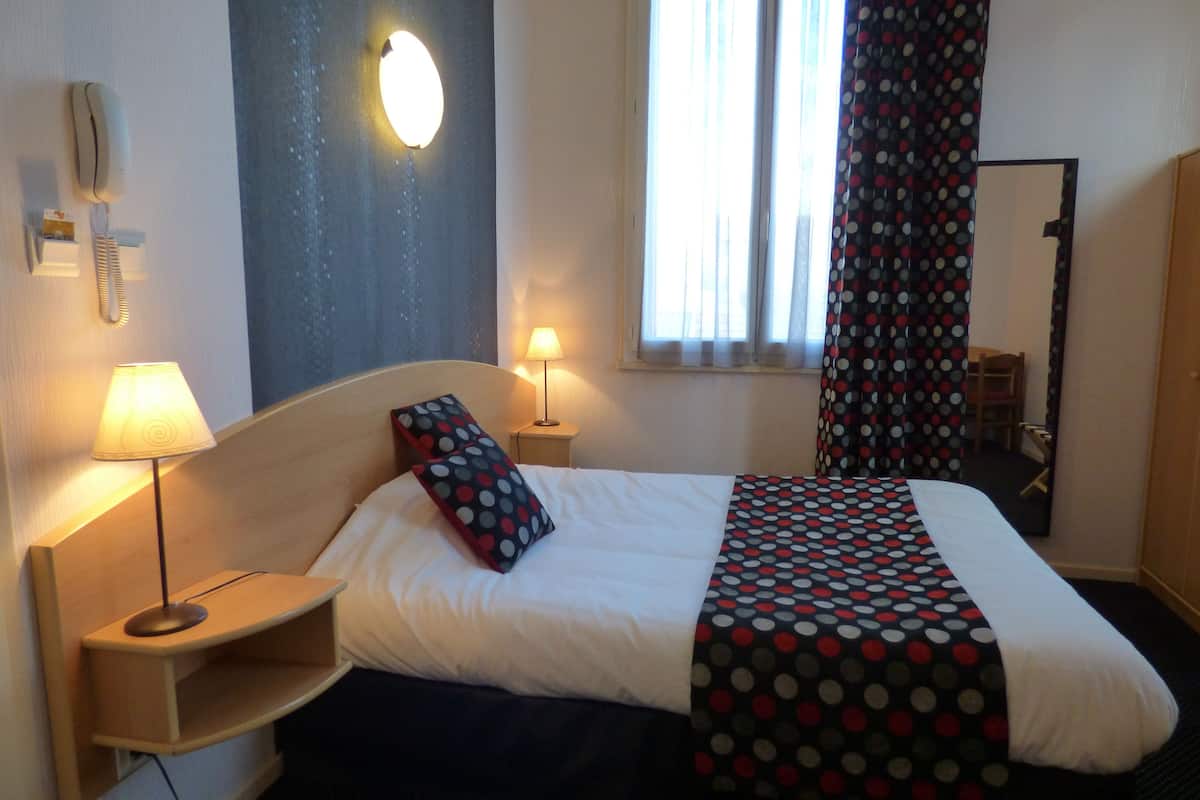 single room | desk, soundproofing, iron/ironing board, bed sheets