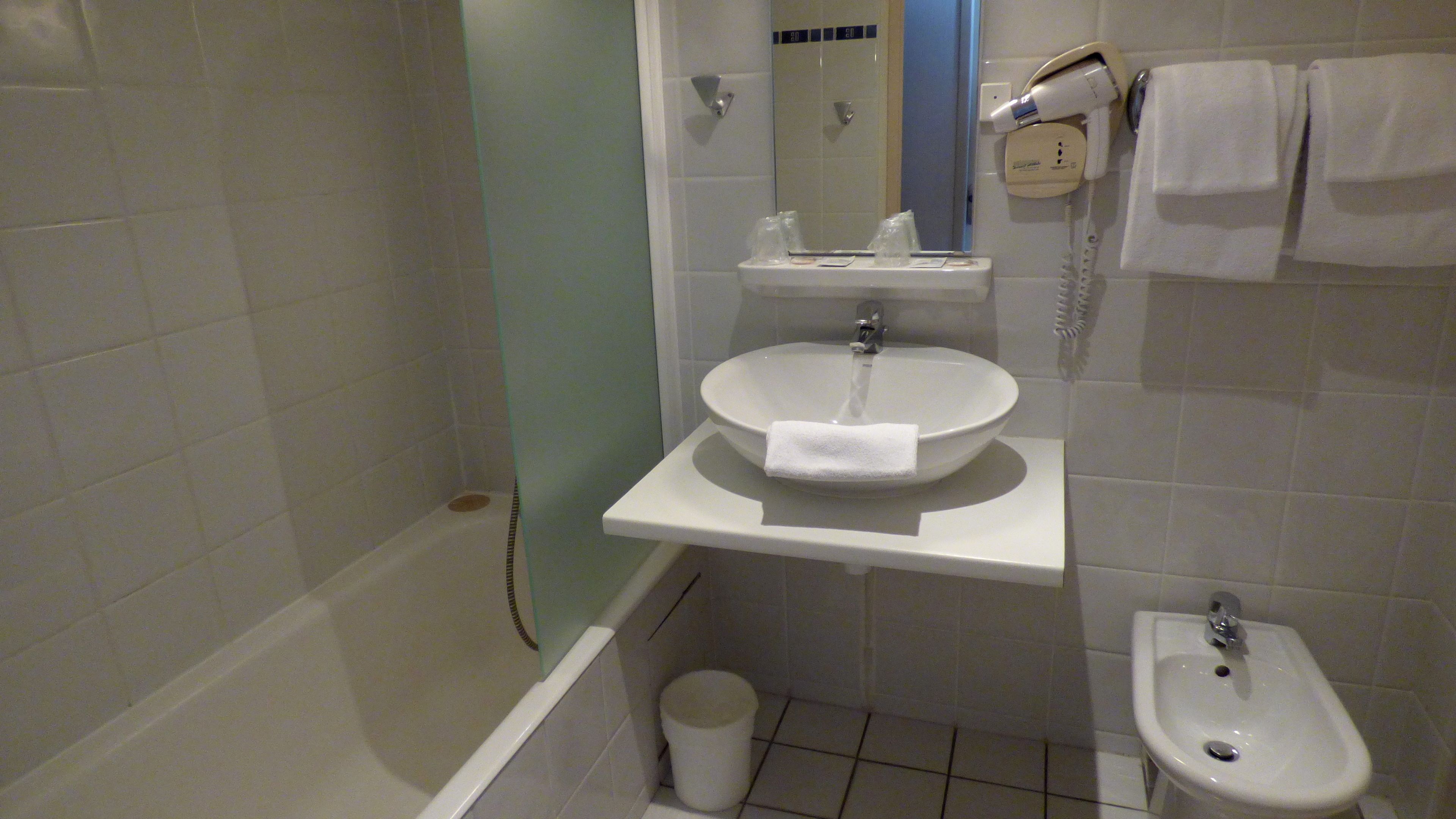 triple room | bathroom | free toiletries, hair dryer, towels