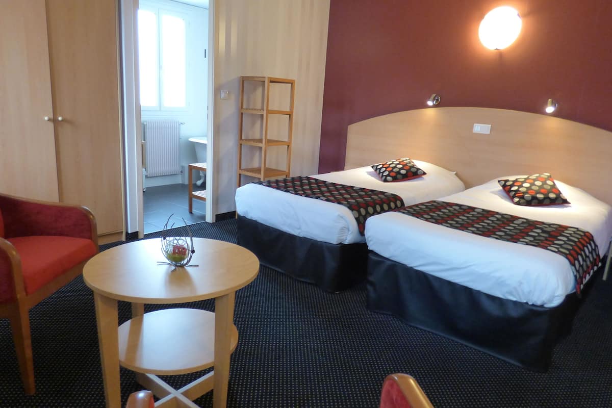 premium double room | desk, soundproofing, iron/ironing board, bed sheets