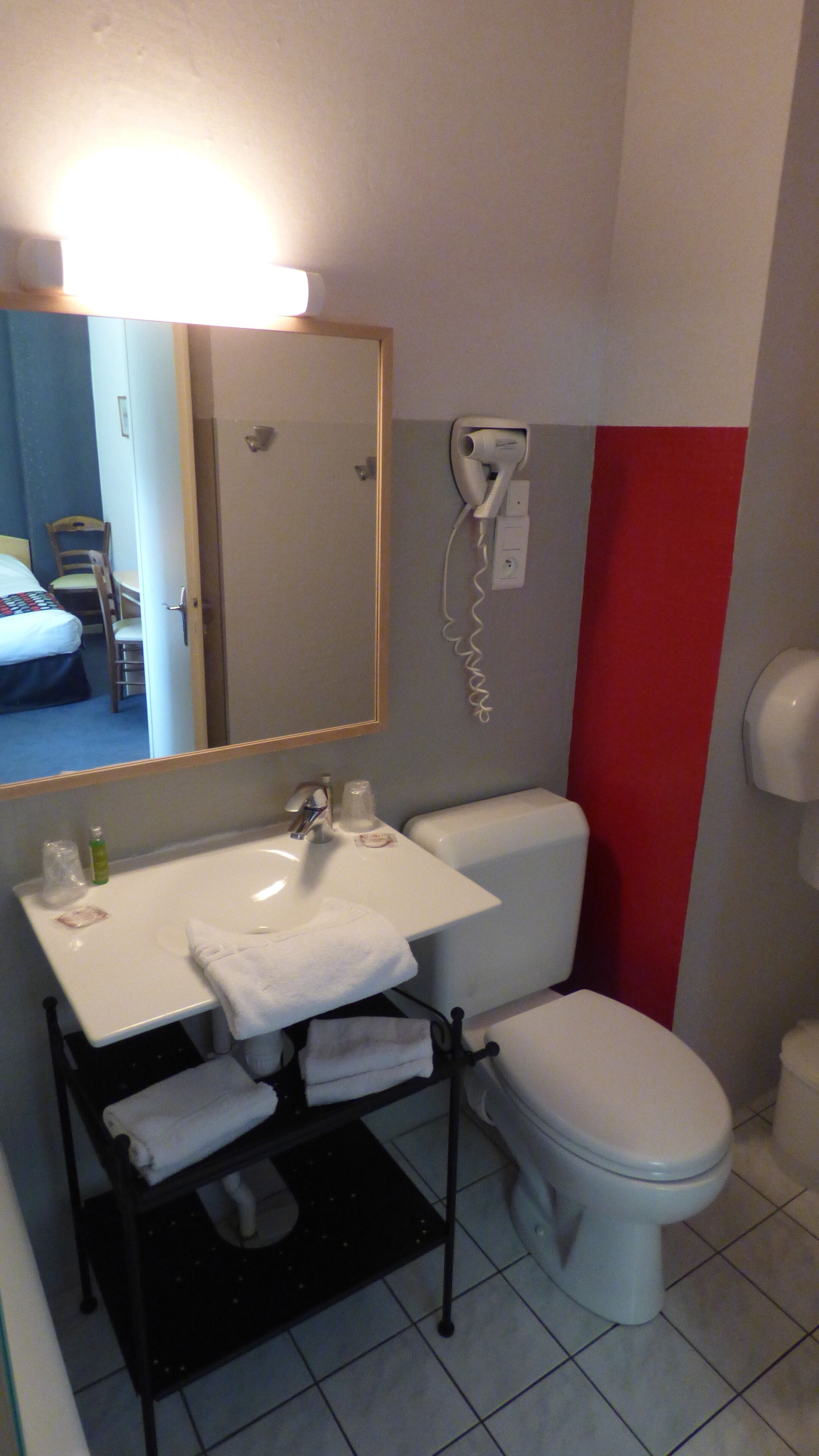 economy double room | bathroom | free toiletries, hair dryer, towels